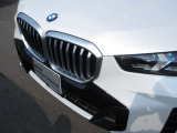 BMWと言えば特徴的なキドニーグリル。ダイナミックなフロントマスクを演出します。