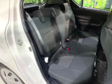 後部座席も気になるようなキズ・汚れやへたり等、大きなダメージはなく、良好な状態です。