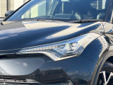 【シーケンシャルターンランプ付きLEDヘッドライト】人気の『流れるウィンカー』付きのLEDヘッドライトを装備♪高級感はもちろん、点灯時は存在感たっぷりで他車からも認識されやすく安心です。