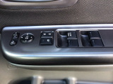 運転席のスイッチで全てのウィンドウの開閉操作を行うことができます。ロックボタンをONにしておくと、運転席以外のウィンドウは作動しないのでお子様を乗せているときなども安心ですね♪