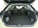 大きな開口幅で荷物を出し入れしやすいのが魅力のラゲージスペースです!リヤシートのシートバックの工夫で、更に積載容量が広くなり、よりたくさんの荷物の収納・長尺の荷物の収納が可能になります♪