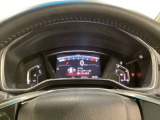 スピードメーターを大きく配した見やすいメーター部になっています。中央のインフォメーション画面でオドメーターや燃費などの情報を確認できます。