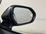 ウインカーミラーにはBSM(ブラインドスポットモニター)を搭載。隣を走る車両が死角に入るとLEDインジケーターを点灯。また、ウィンカーを出すとインジケーターも光って点滅!注意を促してくれます