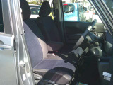 高い天井と広い足元は、普段の運転時はもちろん、長距離ドライブでも快適に過ごせます♪前席アームレスト付きです!