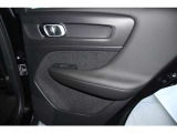 運転席ドアの全景です。キャビンを彩るすべてのものに、機能を形にした美しさが備わっています。
