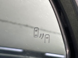 【ブラインドスポットモニター】走行中、ドアミラーの死角になりやすい箇所に後続車が接近するとサイドミラーのレンズに警告を表示!ドライバーに注意喚起をしてくれます。