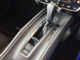 シンプルでとても使いやすいフロアシフトに、パーキングブレーキは、電子制御パーキングブレーキです。
