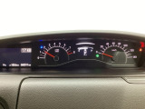 スピードメーターとタコメーターを大きく配した見やすいメーター部になっています。左側のインフォメーション画面でオドメーターや燃費などの情報を確認できます。