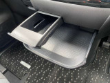 インストセンターロアBOX・グローブBOX・カップホルダー付きインストセンタースライドトレイ等、車内に持ち込んだ小物やドリンクが片付く収納も充実です。