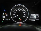 とっても見やすいメーターです。夜間時はラグジュアリーな気分にさせてくれる照明が魅力ですので、夜のドライブも楽しみになりますよ♪