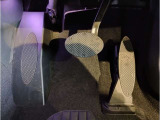 【ペダル】BMWはオルガン式アクセルペダルを採用しています。踏み込む足とペダルが同じ軌跡を描くため、かかとがずれにくく、アクセルコントロールがよりしやすくなるメリットがあります。