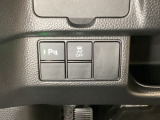 VSA装備車です。VSAはドライバーの操作と車の動きを見守っています。もし車の挙動が乱れたとき、4輪別々にブレーキをかけたり、エンジンパワーをしぼることによって車を安定させます。