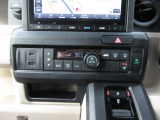 オートエアコンタイプなので細かい操作なしで快適温度に調整してくれます。シートヒーター付きで、冷えた車内でもスイッチを押せば数秒で座面と背もたれがあたたかくなります。