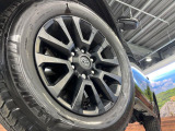 【純正18インチアルミホイール】外観にマッチした純正アルミホイールを装着しております。各種社外アルミホイールや、スタッドレスタイヤも取扱いしております。是非ご相談ください♪