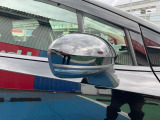 サイドターンランプ付電動格納式リモコンカラードドアミラー。