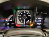 スピードメーターとタコメーターを大きく配した見やすいメーター部になっています。右側のインフォメーション画面でオドメーターや燃費などの情報を確認できます。