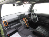ダイハツのお店では、ダイハツ車を知り尽くしたプロフェッショナルが、専用の診断機器を使って各システムを点検しております。