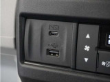 USB接続、スマートフォンの充電等にも便利なUSBチャージャー!使いやすい場所に装備されています。