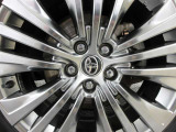 純正アルミホイールはデザインも良く精度は高め。走行安定性がとてもいいんです。