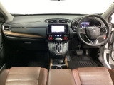 車内は光触媒抗菌消臭施工済です。スタイリッシュなデザインでスポーティなインパネ周りを演出します。グローブボックスやカップホルダーのほかにトレーなどたくさんの収納スペースが付いています。