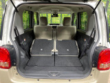 後席を格納すると、これだけの広さが!シーンに合わせたシートアレンジで、大きな荷物も積むことが出来ます♪