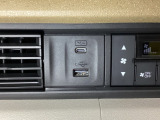 エアコン操作パネルの左側に、スマートフォンなどの充電可能なUSB端子と、音源などの外部入力の可能なUSB端子がついています。移動中に充電もできるので便利です。