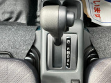 フロア4AT車!坂道走行では軽いエンジンブレーキ効果を得られる【オーバードライブスイッチ】付。