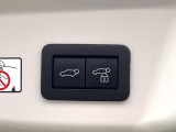 【パワーバックドア】スマートキーや運転席のボタンを押すだけでリアゲートが自動で開閉します!荷物を持っている時や、高い位置にあるバックドアを閉める際に便利な機能です♪