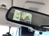 ルームミラーでアラウンドビューモニターの画像が確認出来ます。