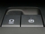 電動パーキングブレーキを搭載。スイッチ操作でパーキングブレーキを作動・解除することができるので操作の力が不要です。