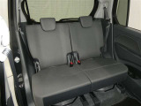 後席シートも広々としたスペースを確保しています。大人でもゆったりと座って頂けますので、大人数でのお出かけもラクラクです♪ドライブに行くのが楽しみですね♪