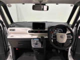明るいコーディネートカラーに包まれた運転席空間。フロントガラス面積や位置取りが良く、Aピラーの内装色や形状にこだわることで前方・右前・左前方向の視認性がいいですよ!