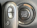 【キーレススタートシステム】カバンやポケットに入れたままでもドアの施錠・解錠が可能なスマートキーを装備。エンジンのオン・オフ時もカギを取り出す必要が無いからとっても便利です♪