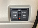 リアドアは乗り降りに便利な両側電動スライドドアです。また運転席に座っていながらスイッチ操作で自在にスライドドアを開け閉めできます。