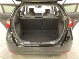 ラゲッジも広く使いやすいトランクは、開口部も広く荷物の積み下ろしもしやすいお車となっております。リアシートの背もたれは6:4の割合で分割して可倒できるので、長いお荷物などを載せることもできます。