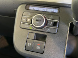 【オートエアコン】一度お好みの温度に設定すれば、車内の温度を検知し風量や温度を自動で調整。暑い&hellip;寒い&hellip;と何度もスイッチ操作をする必要はありません。快適な車内空間には必須の機能ですね♪