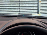 運転視界の遠方上方に虚像を投影することで前を見ながら情報の視認ができます。本当にドライバーが必要な情報を適切に伝え、楽しんで頂くことを考えた新世代装備です。※虚像は1.5m前方に浮かぶイメージです。