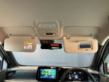 運転席のサンバイザーにはバニティーミラーも付いています。身だしなみチェックには欠かせません。