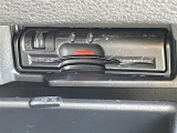 【ETC】有料道路を利用する際に料金所で停止することなく通過できる、ETC車載器(ノンストップ自動料金収受システム機器)が装備されています。セットアップを行うことで利用可能になります。