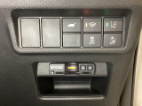 Hondaセンシング用の、VSA解除と路外逸脱抑制機能のオンオフスイッチなどはハンドルの右側に装備しています。その下にETC2.0がついています。高速道路の料金所の通過も楽々です。