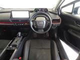 革巻きステアリングで快適な操作性の運転席です。
