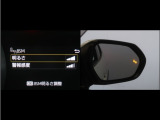 隣車線を走る車両をレーダーで検知し、ドアミラーでは確認しにくい後側方エリアに存在する車両に加え、急接近してくる車両も検知します。車両を検知するとドアミラーに搭載されたLEDインジケーターが点灯します。