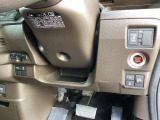 左側に高速で便利なETCがあり、また、便利な電動スライドドア、横滑りを防ぐVSAなどのスイッチは、運転席の右側、手の届きやすい位置にあります。