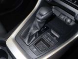 電動パーキングブレーキを採用しており、スイッチ操作で簡単にパーキングブレーキの作動・解除が可能です。シフト操作と連動して自動で解除されるため、発進時の操作もスムーズです。