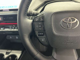 運転中、オーディオの操作をしてて、ハッとしたことはありませんか?ステアリングスイッチは、運転中でもハンドルでオーディオの操作が可能です。安全なドライブをサポートします。