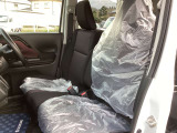 フロントシートはゆったりとしたベンチシートです。運転席にシートヒーターが付いています。