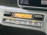 【オートエアコン】一度お好みの温度に設定すれば、車内の温度を検知し風量や温度を自動で調整。暑い&hellip;寒い&hellip;と何度もスイッチ操作をする必要はありません。快適な車内空間には必須の機能ですね♪