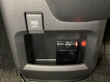 アクセサリーソケットはUSBのアダプターなどをつければ、スマホの充電にも使えます。周辺には物が置けるボックスがついています。