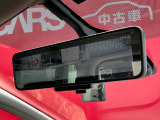 インテリジェント ルームミラーは、車両後方のカメラ映像をミラー面に映し出すので、車内の状況や、天候などに影響されず、いつでもクリアな後方視界が得られます