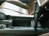 センターコンソールにも収納スペースがあります。